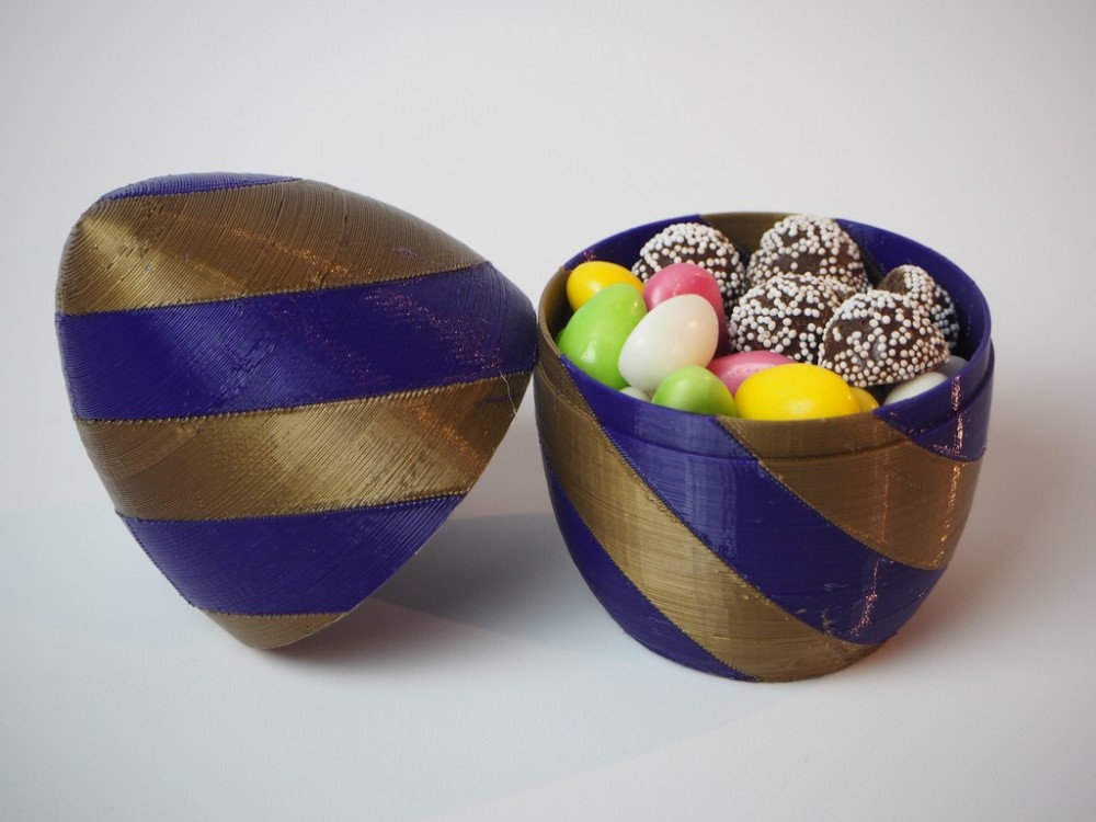Easter_egg_with_candy